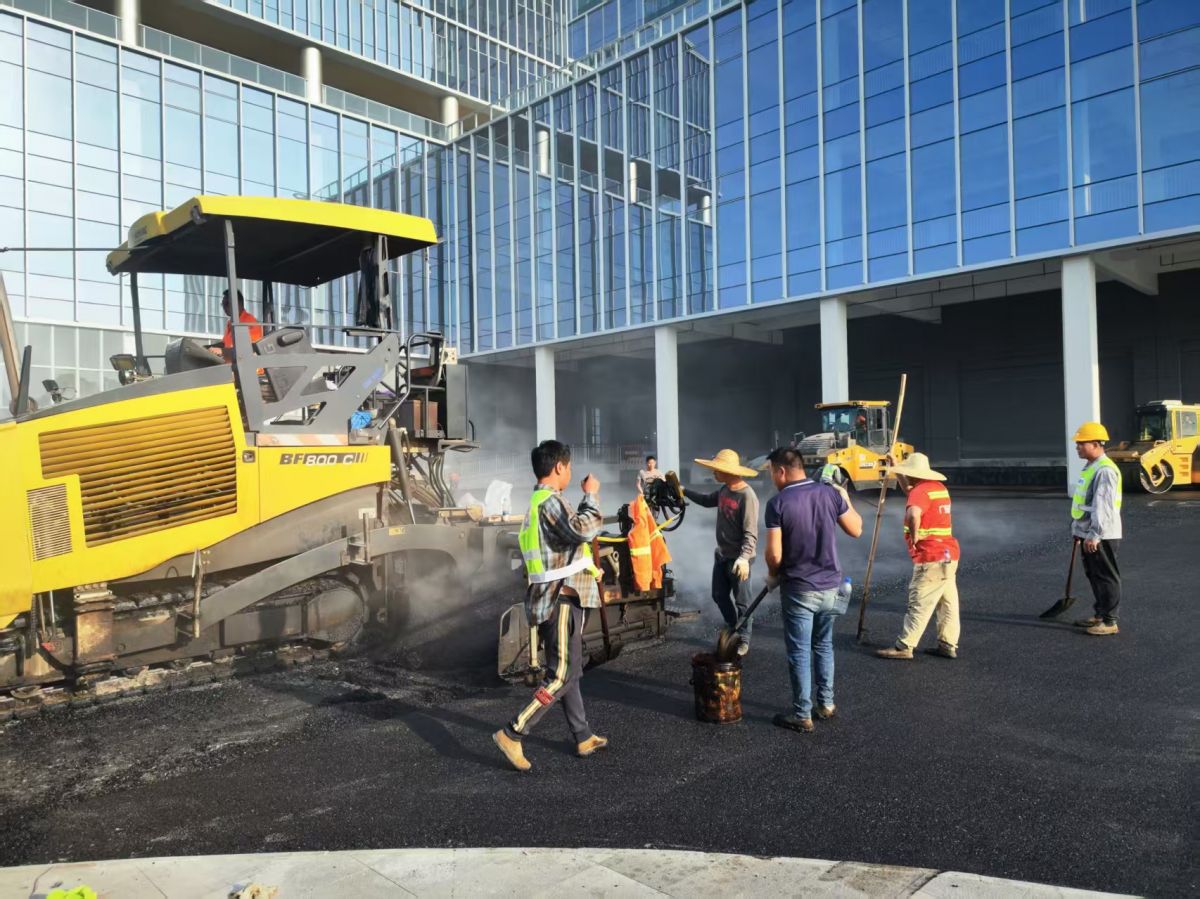 廠區(qū)瀝青攤鋪